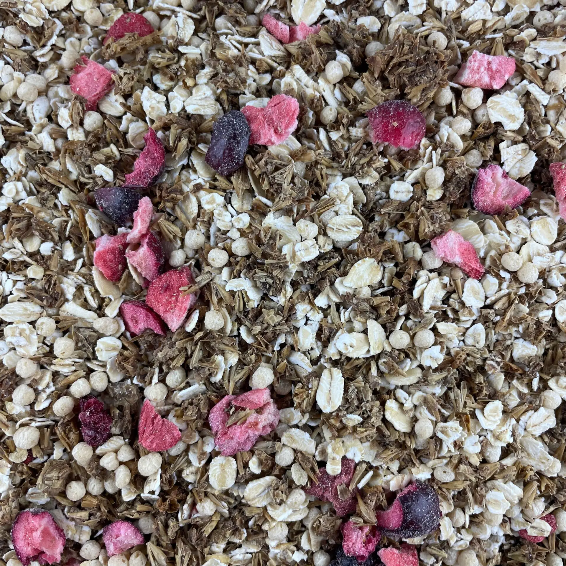 Nahaufnahme von Müsli mit Haferflocken und Beerenstücken