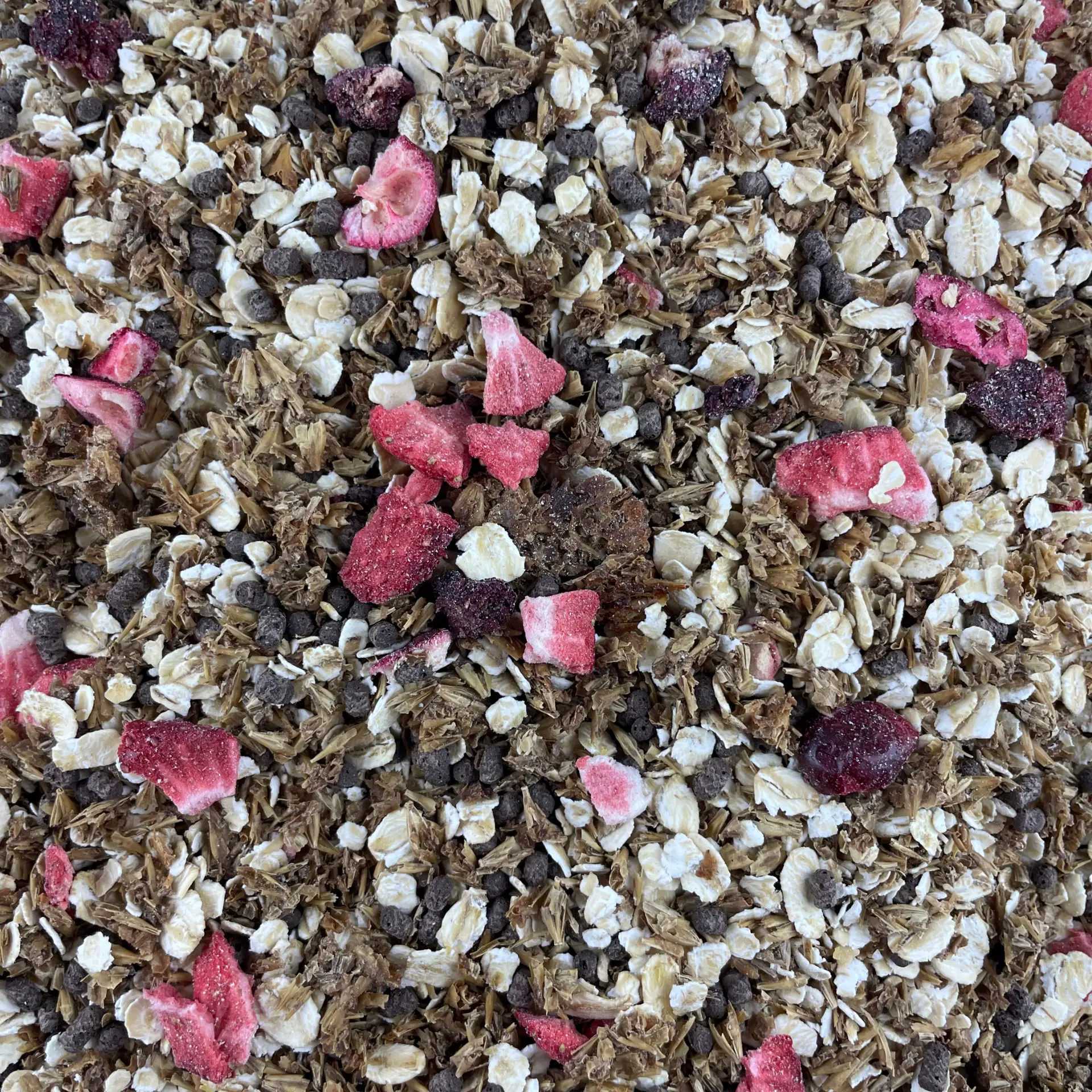 Müsli mit Haferflocken und getrockneten Erdbeeren