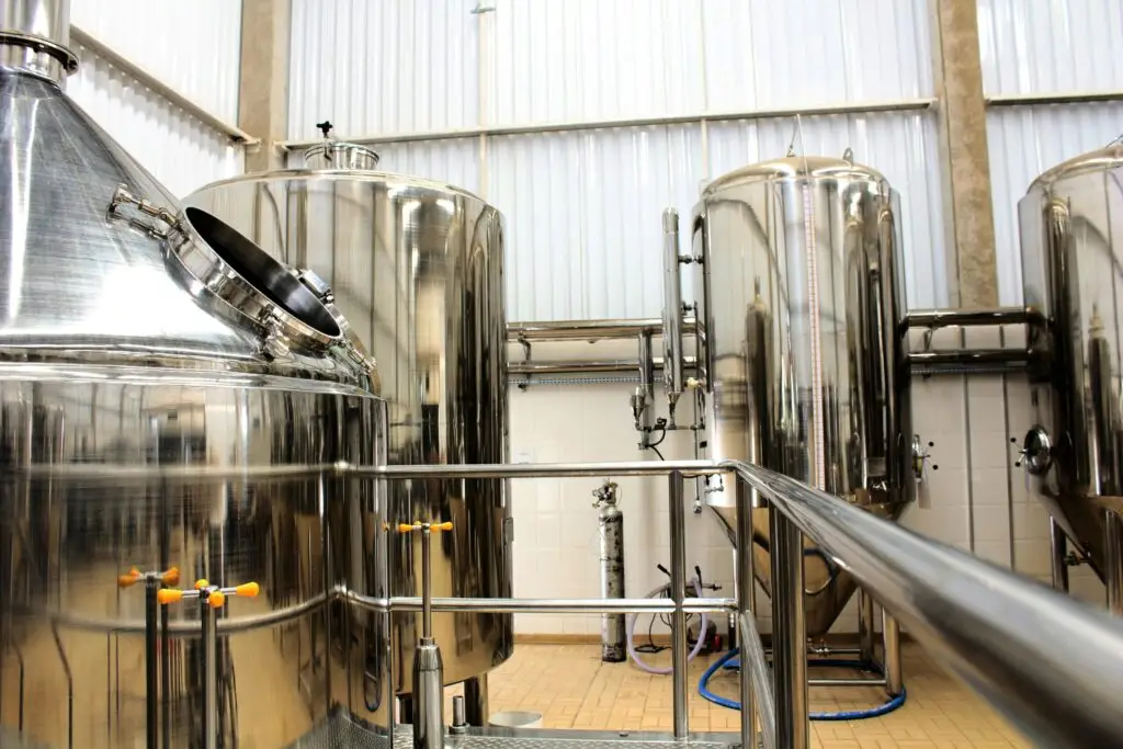 Edelstahl-Biertanks in moderner Brauerei